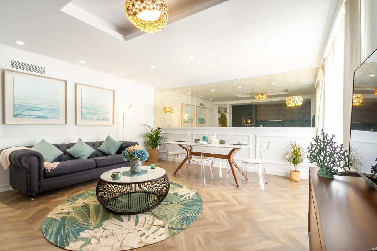 Marbella Banus Suites - Lily Playas Del Duque Banus Beach Apartment 0*,  ספרד