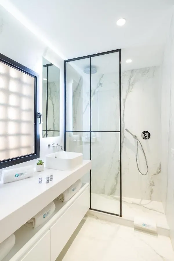 Marbella Banus Suites - Lily Playas Del Duque Banus Beach Apartment 0*,  ספרד