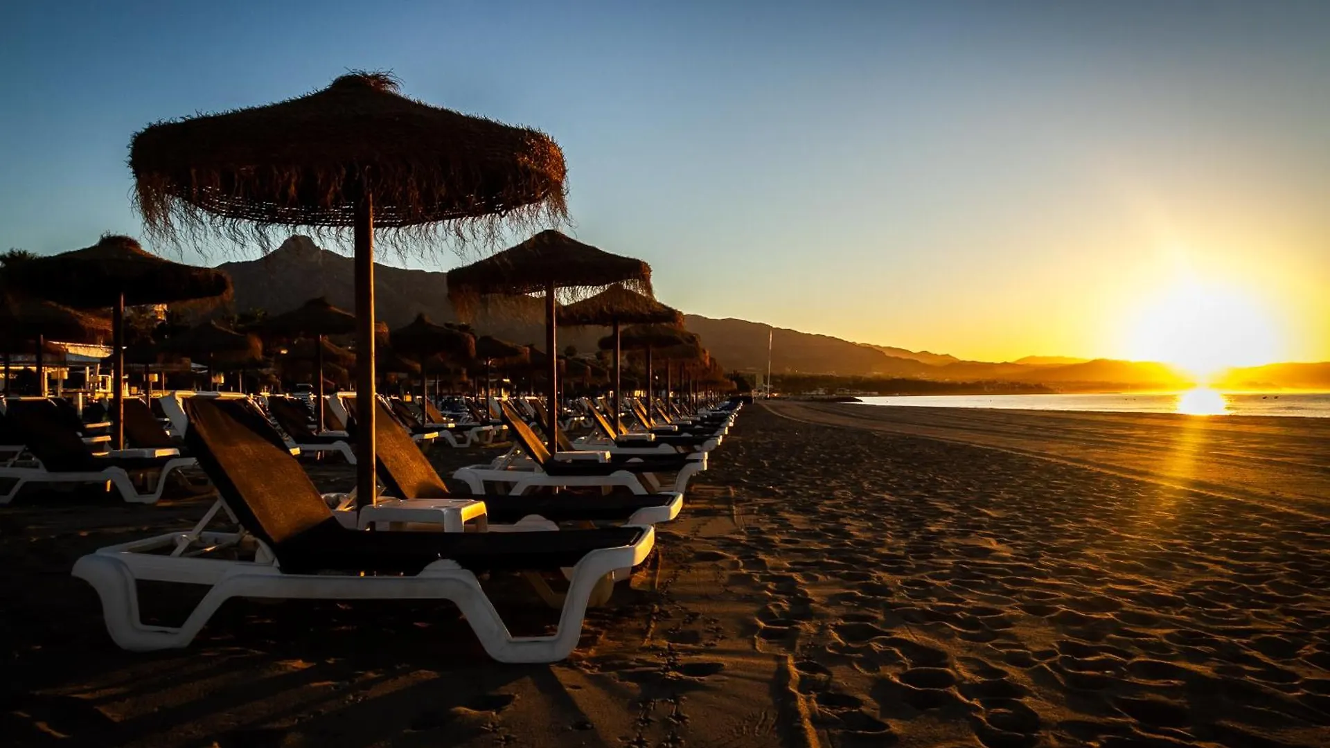 Marbella Banus Suites - Lily Playas Del Duque Banus Beach Apartment 0*,  ספרד