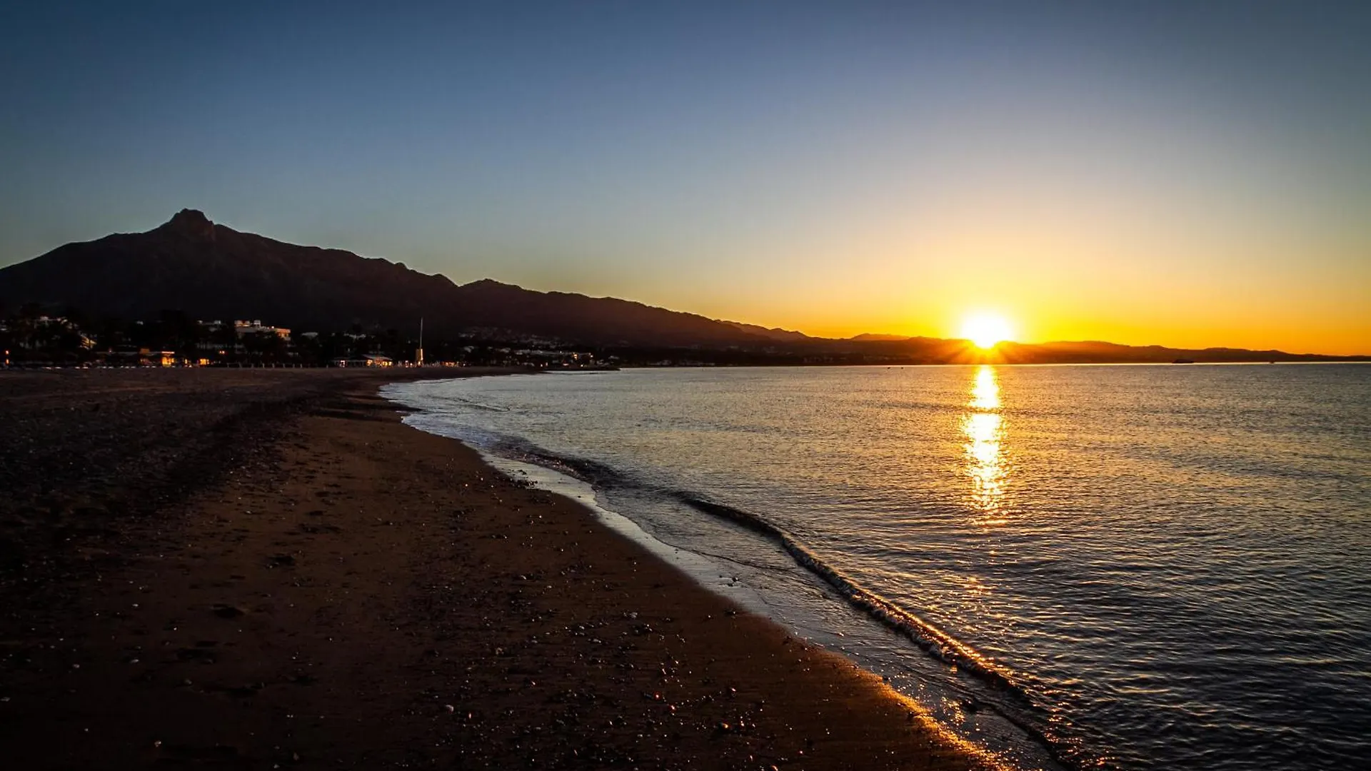 Marbella Banus Suites - Lily Playas Del Duque Banus Beach Apartment