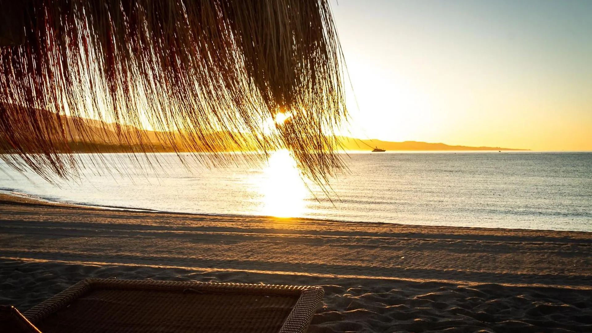 Marbella Banus Suites - Lily Playas Del Duque Banus Beach Apartment ספרד