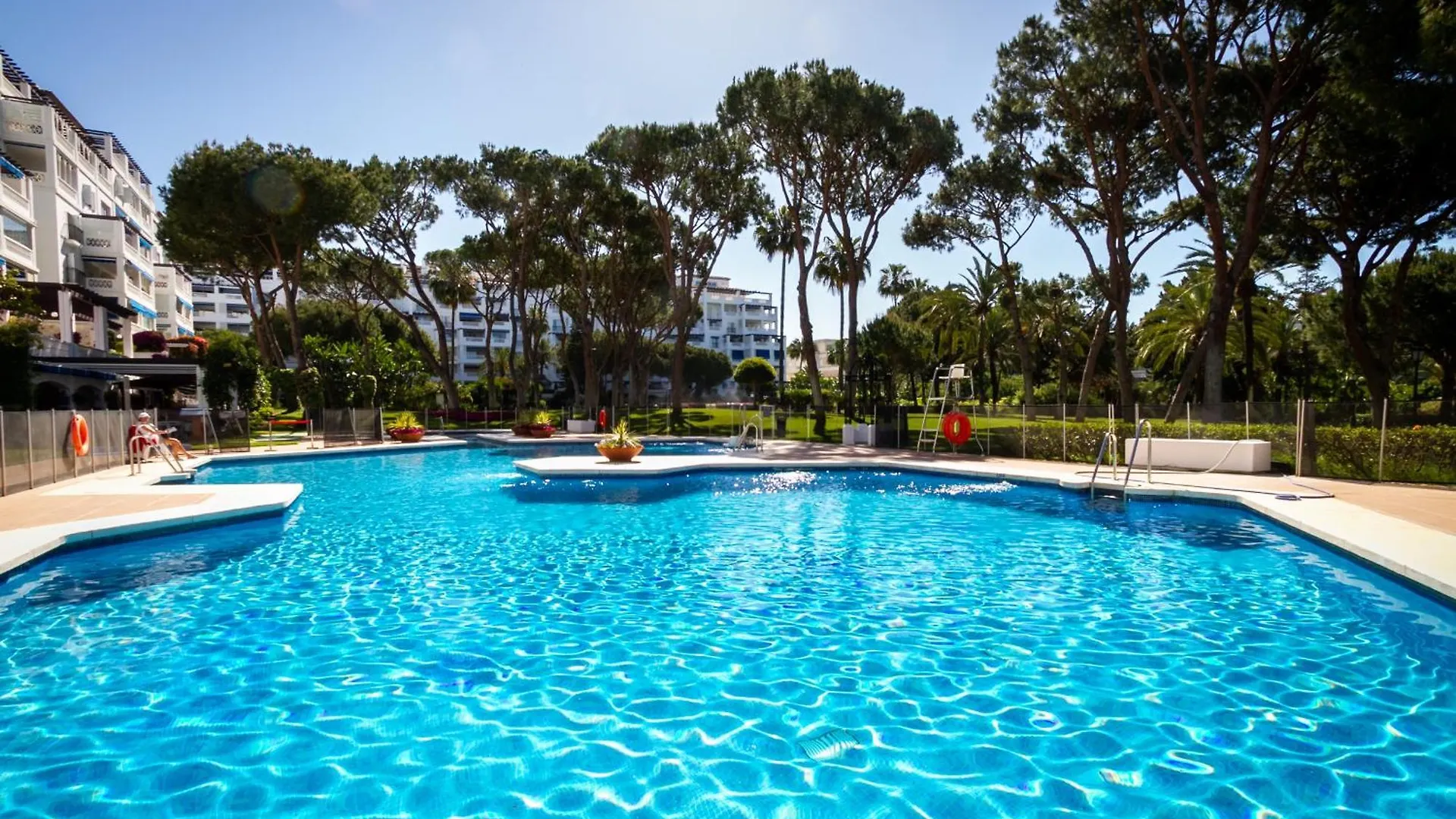 Marbella Banus Suites - Lily Playas Del Duque Banus Beach Apartment ספרד