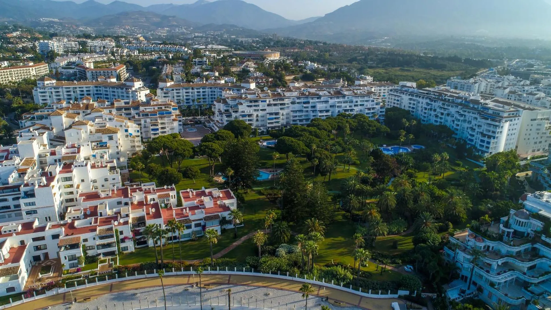 Marbella Banus Suites - Lily Playas Del Duque Banus Beach Apartment