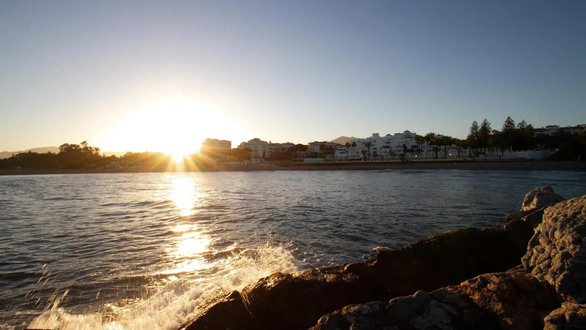 Marbella Banus Suites - Lily Playas Del Duque Banus Beach Apartment Spanien